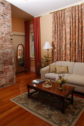 The Spring Seasons Inn Newport Bagian luar foto