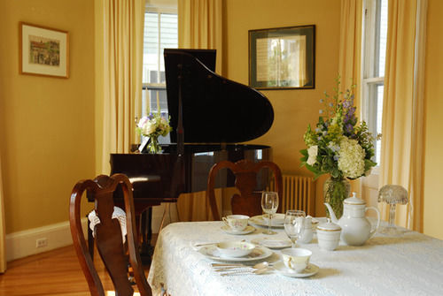 The Spring Seasons Inn Newport Bagian luar foto